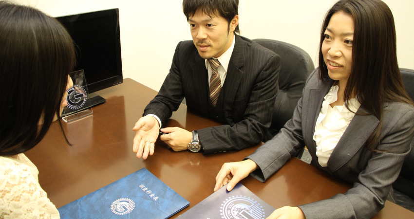 探偵社相談室での面談風景