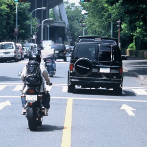 オートバイで尾行をする探偵