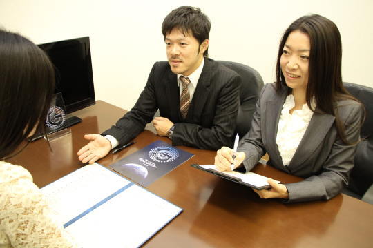 探偵社の相談員