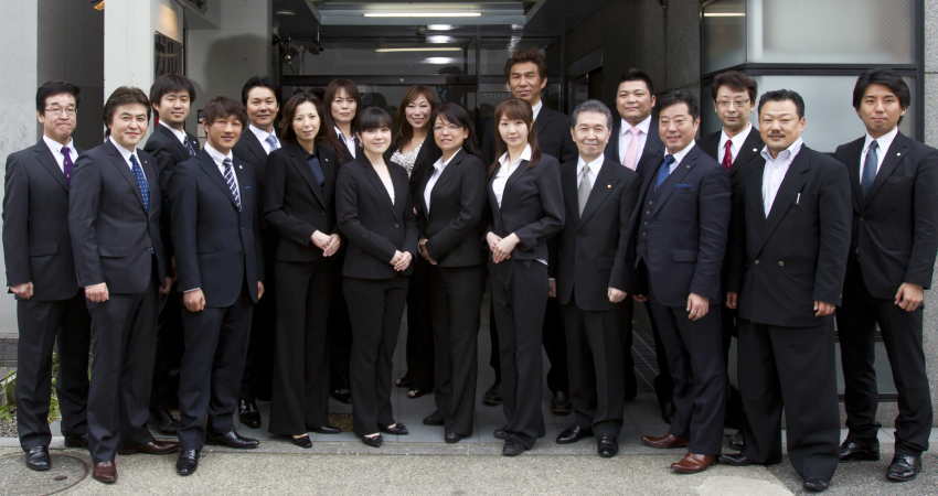 東京校前での探偵学校講師一同