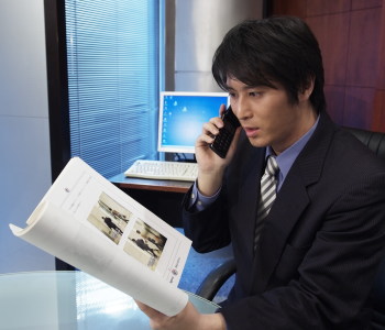 調査報告書を確認する探偵