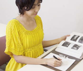 通信教育講座で学ぶ女性