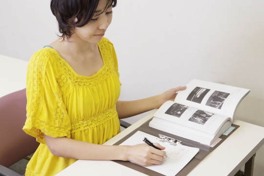 自宅で調査術を勉強する女性