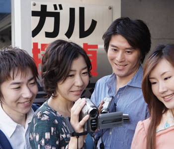 探偵学校で撮影術を学ぶ生徒