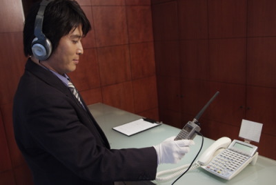 電話に仕掛けられた盗聴器を探す探偵