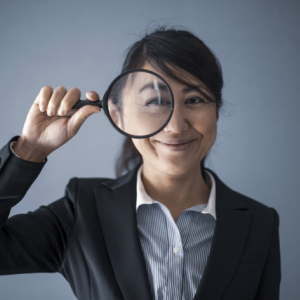 虫眼鏡で調べる女性