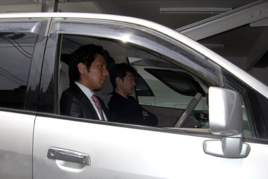 車両尾行を行う探偵